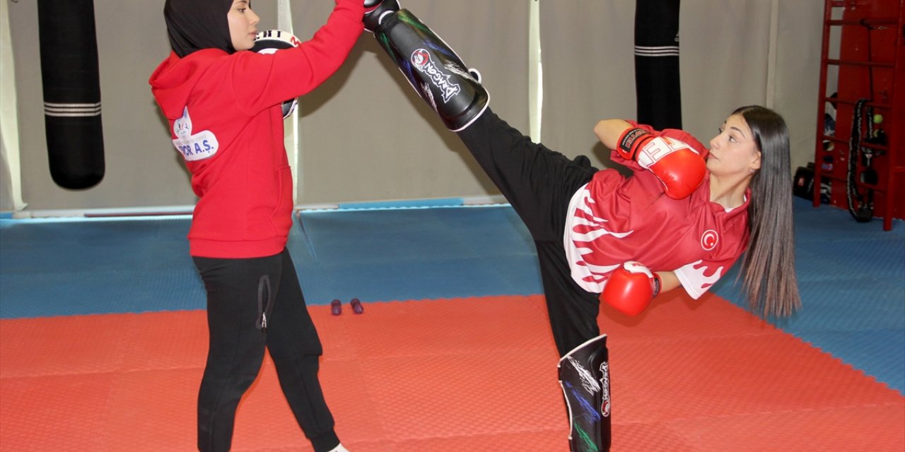 Ağabeyiyle kick boksa başlayan Ecrin, kürsüden inmiyor
