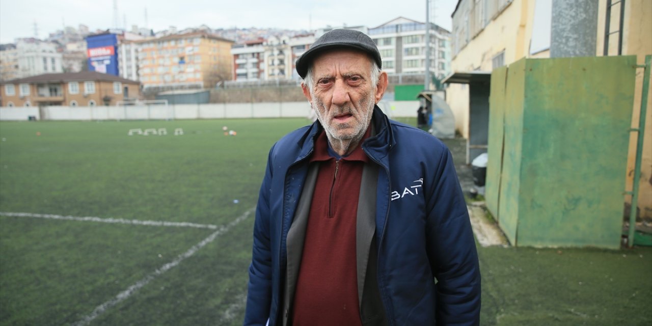 Futbol sevdalısı emektar köfteci, işi bıraktı "hakemliği" bırakamadı