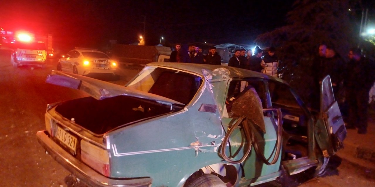 Manisa'da iki otomobilin çarpıştığı kazada 5 kişi yaralandı
