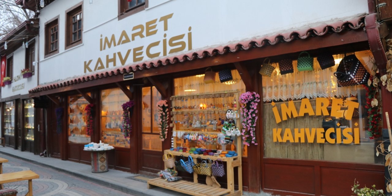 Köy okulları için beş kitap getirene Türk kahvesi ikram