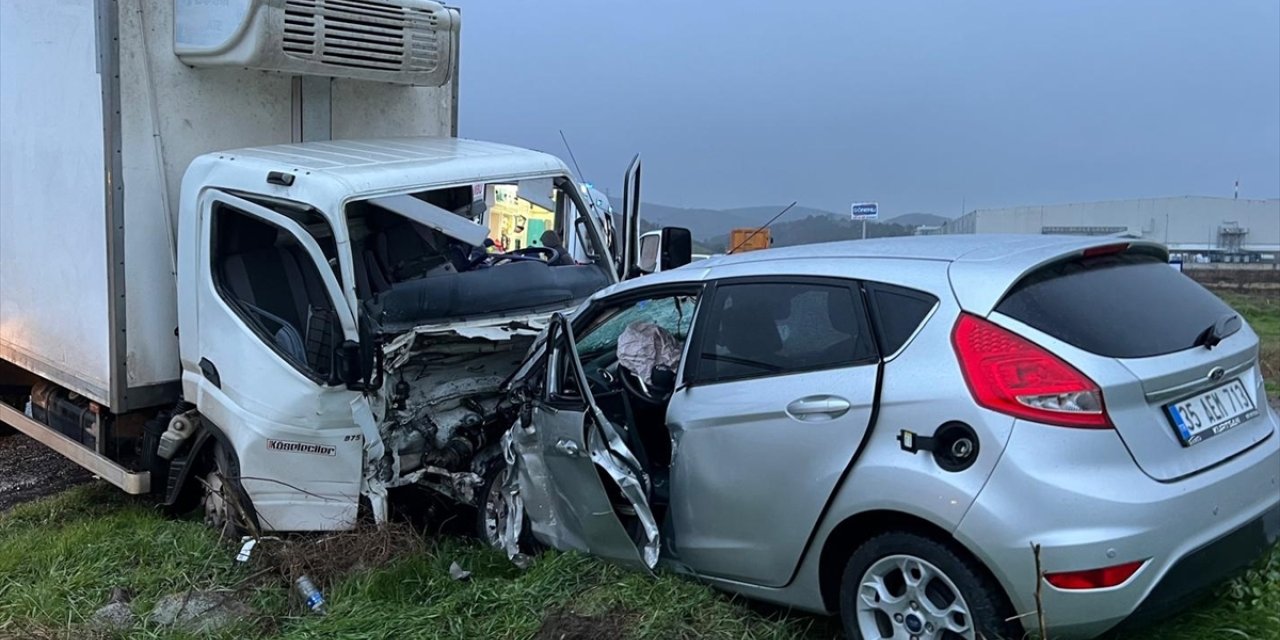 Balıkesir'de kamyonetle çarpışan otomobilin sürücüsü öldü