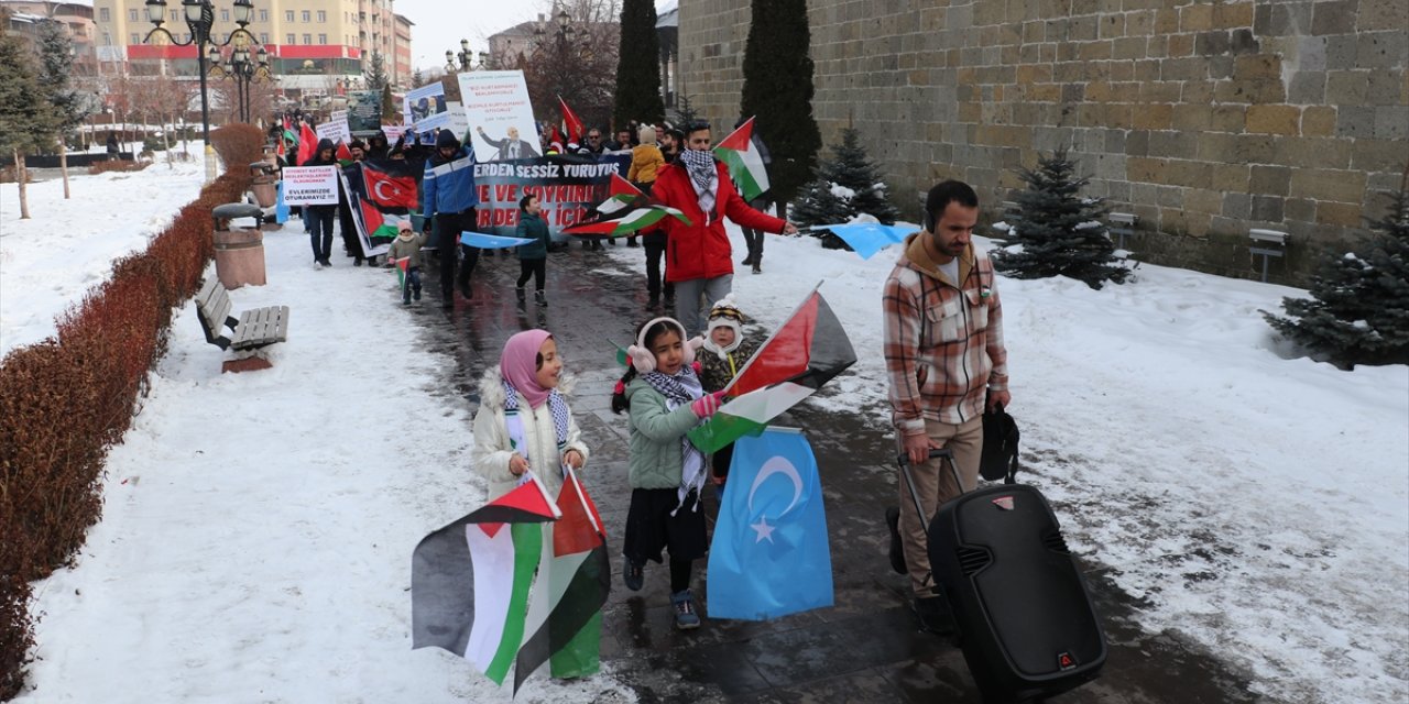 Erzurum'da sağlık çalışanları soğuk havaya rağmen Gazze için yürüdü