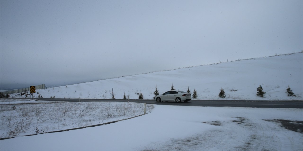 Tokat-Sivas kara yolunda kar etkili oluyor
