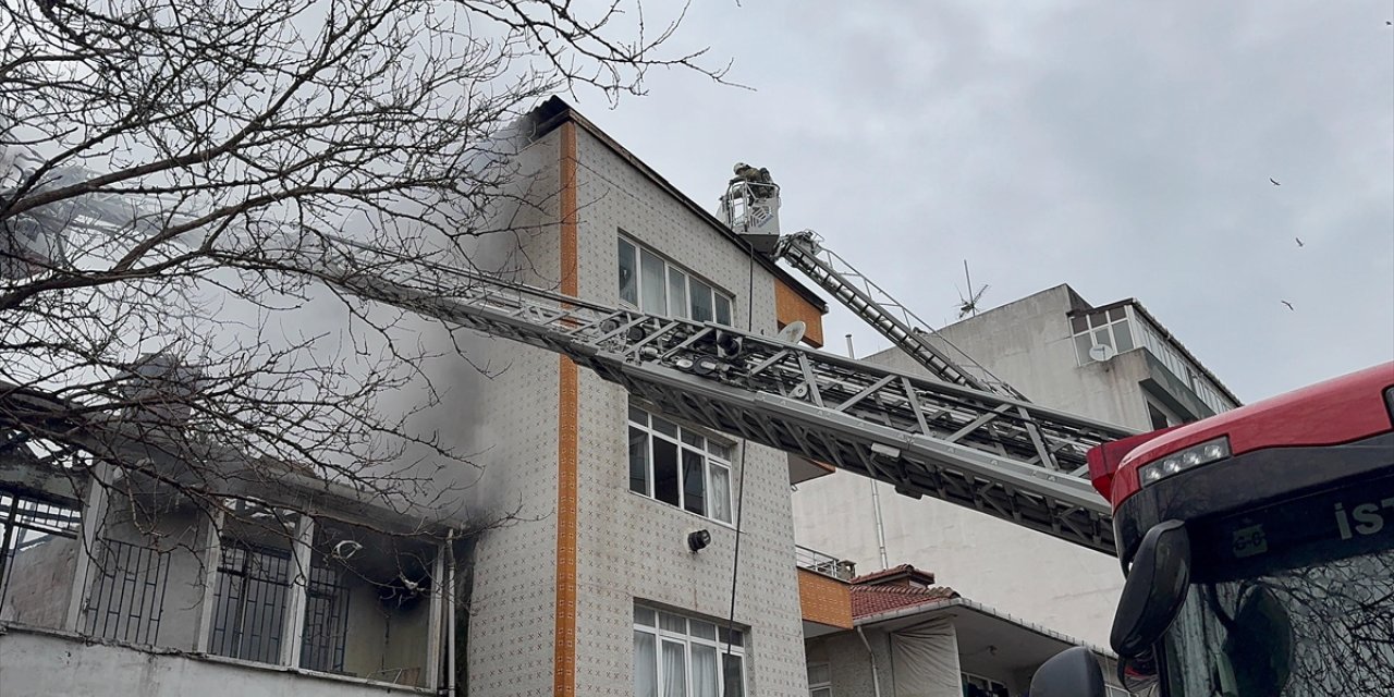 Küçükçekmece'de 2 katlı binada çıkan yangın söndürüldü