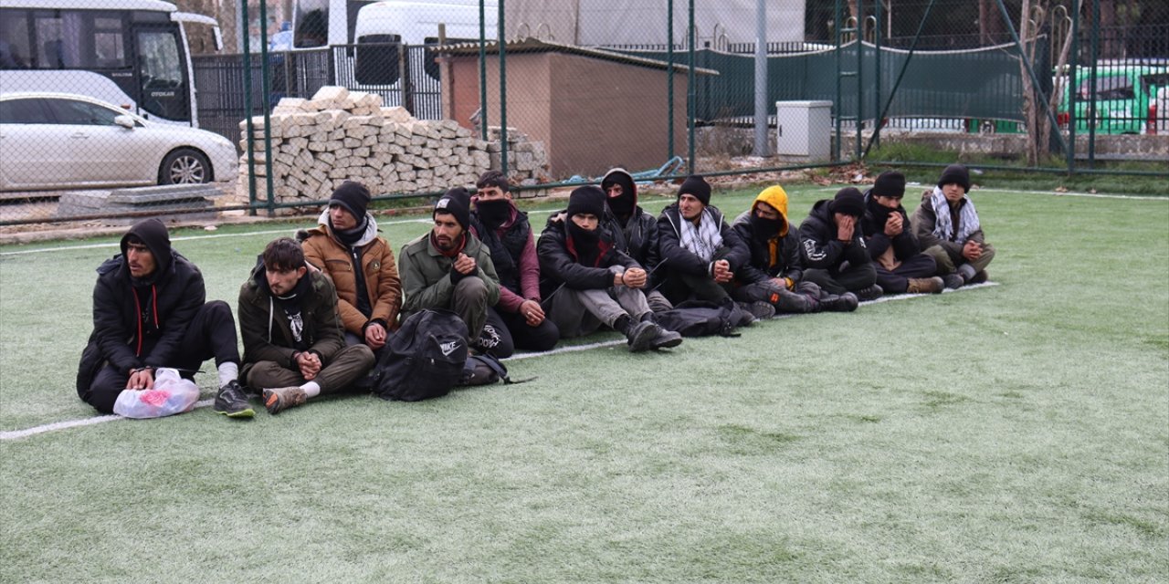 Kauçuk ham maddesi taşıyan tırın dorsesinde 24 düzensiz göçmen yakalandı