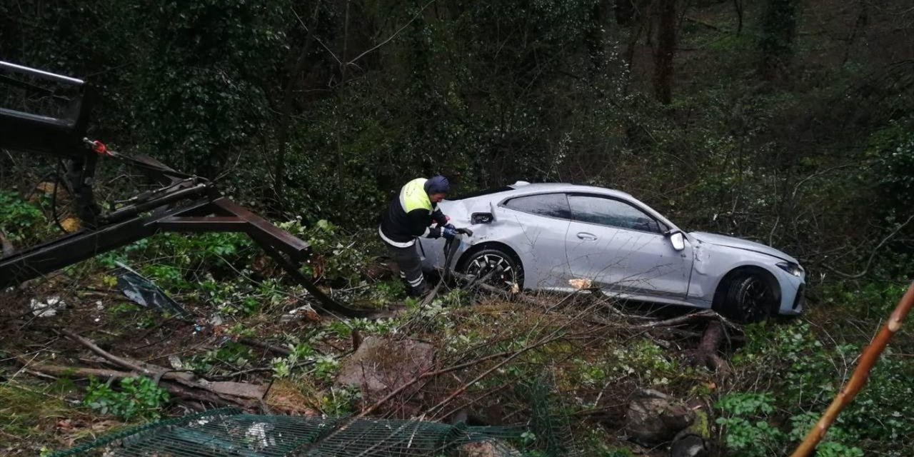 Sarıyer'de ağaçlık alana düşen otomobilin sürücüsü kazayı yara almadan atlattı