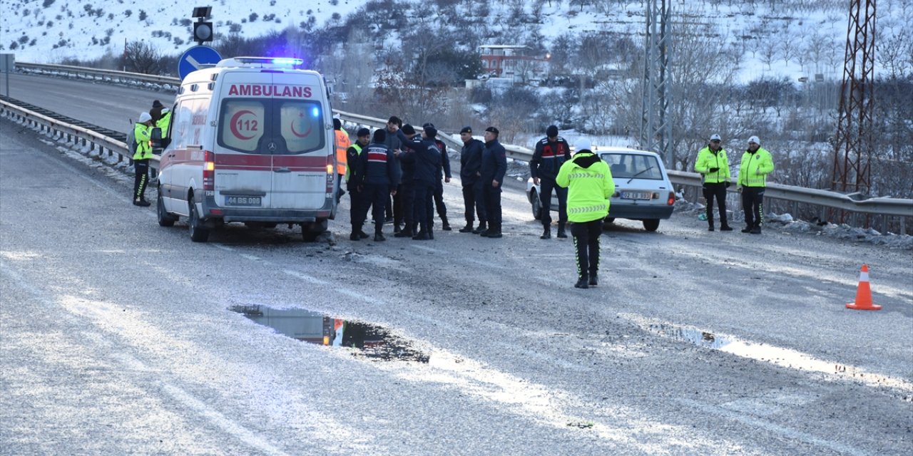 Malatya'da yolcu minibüsünün devrilmesi sonucu 8 kişi yaralandı