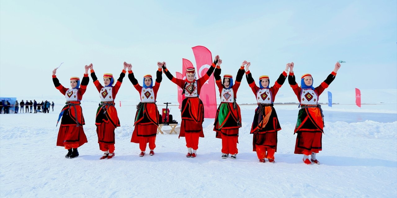 Kars'ta Çıldır Gölü Buz Şenliği düzenlendi