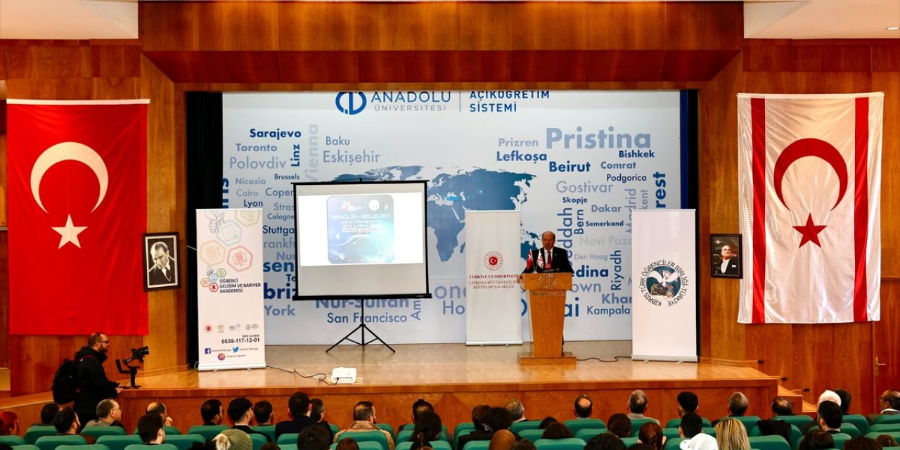 KKTC'de "Gençlik ve Gelecek: Dijital Dönüşüm ve Beta Çağına Giriş" kongresi yapıldı