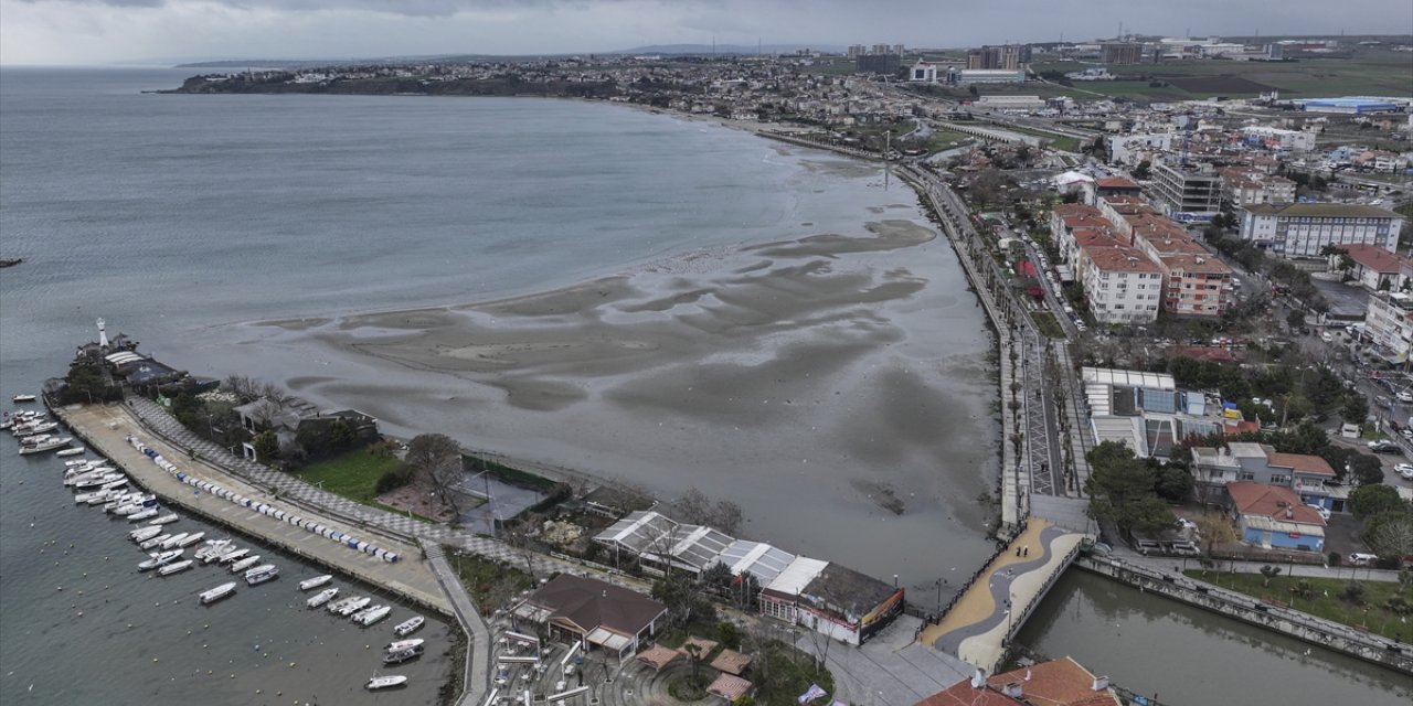 Silivri'de deniz suyu çekildi