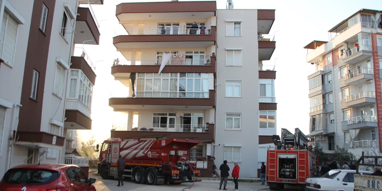 Antalya'da yangın çıkan binadaki 4 kişi dumandan etkilendi