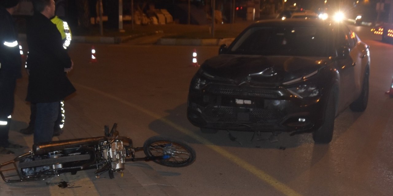 Mersin'de otomobil ile çarpışan motosikletin sürücüsü yaralandı