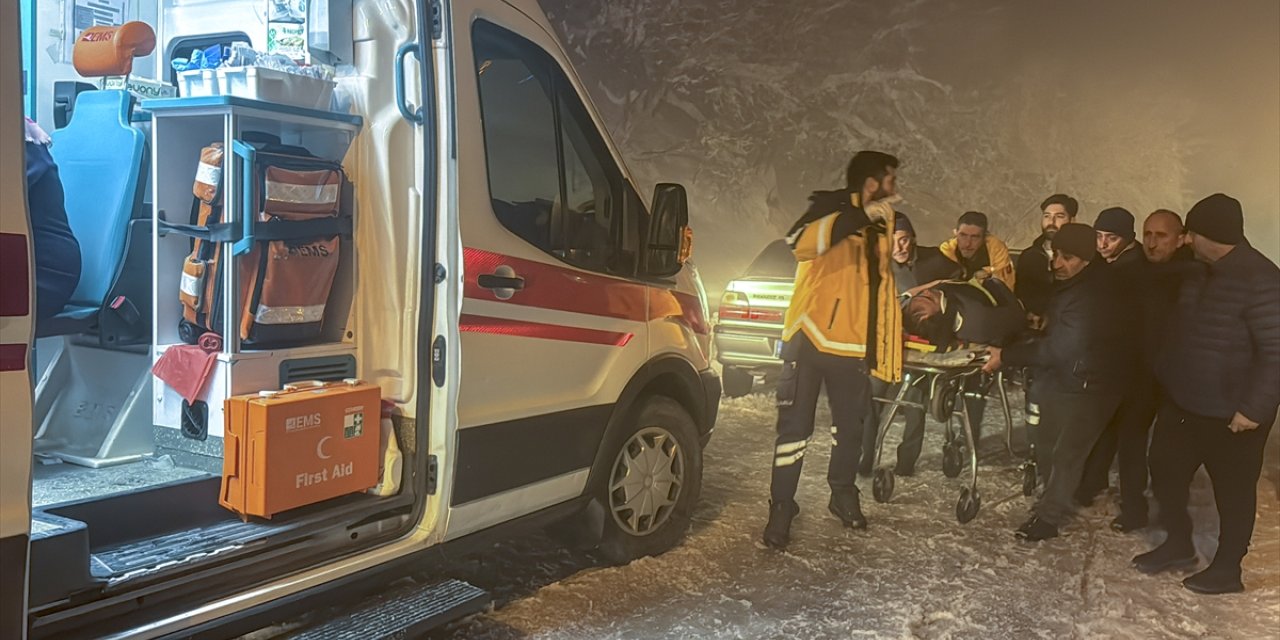 Düzce'de iki otomobilin çarpıştığı kazada 5 kişi yaralandı