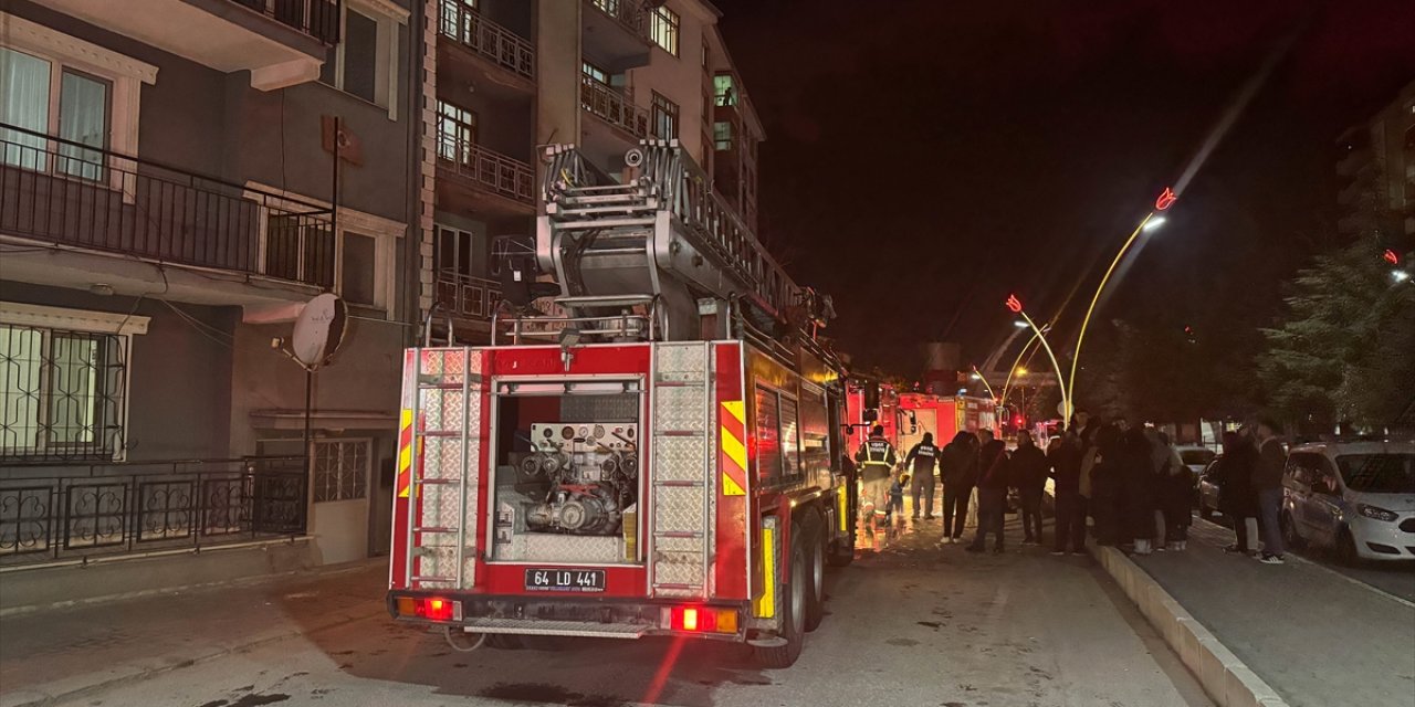 Uşak'ta bir apartmanda çıkan yangında 2 kişi dumandan etkilendi