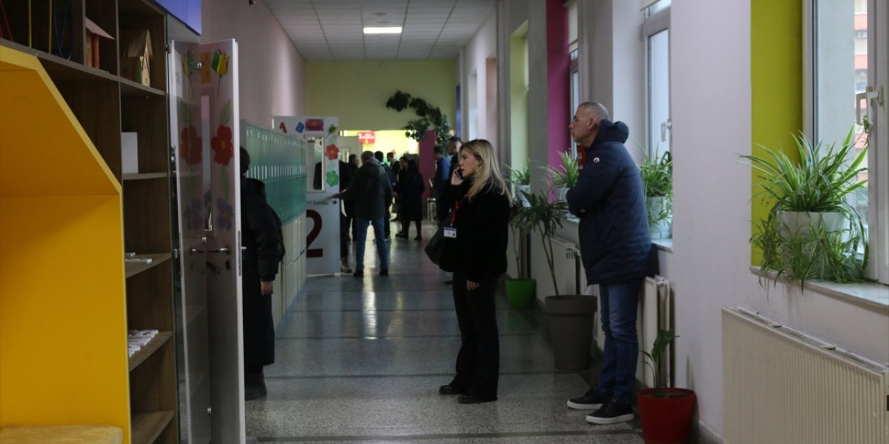 Kosova'da düzenlenen genel seçimde oy kullanma işlemi başladı