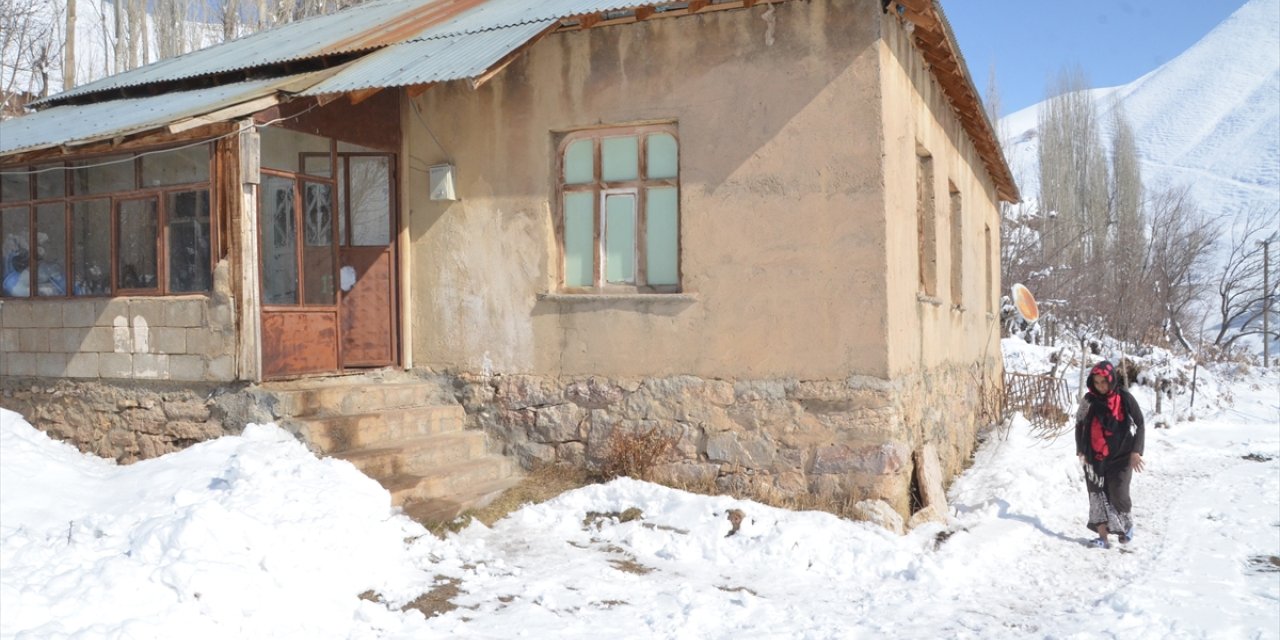 Hakkari'de 50 yaşındaki kadın mezrada tek başına yaşıyor