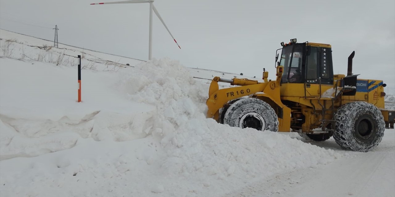 Kayseri'de kar nedeniyle kapanan 107 mahalle yolu ulaşıma açıldı