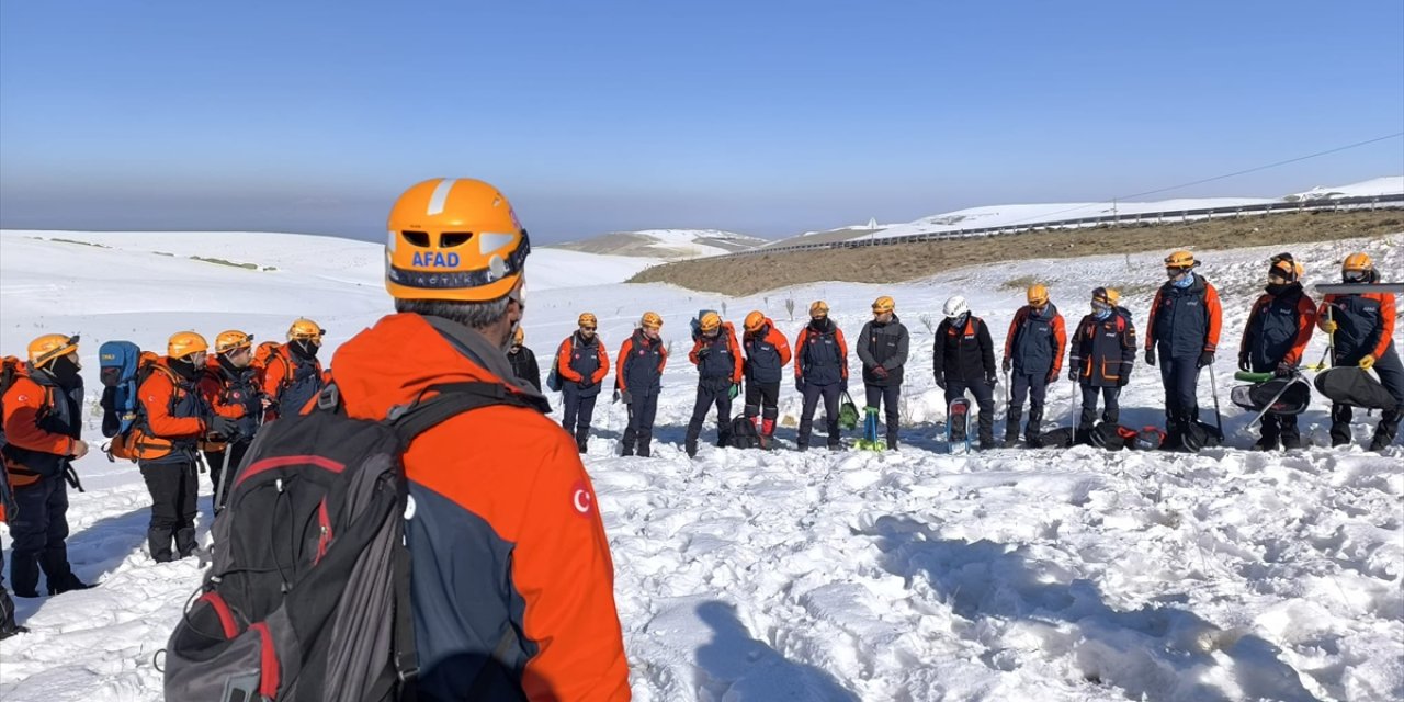 Van'da AFAD ekiplerinin çığda arama kurtarma eğitimleri devam ediyor