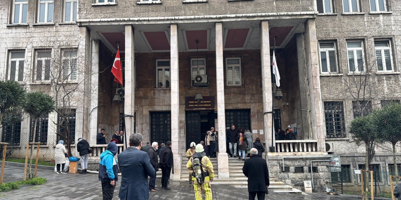 Beyoğlu'nda vergi dairesinin bodrumunda çıkan yangın söndürüldü