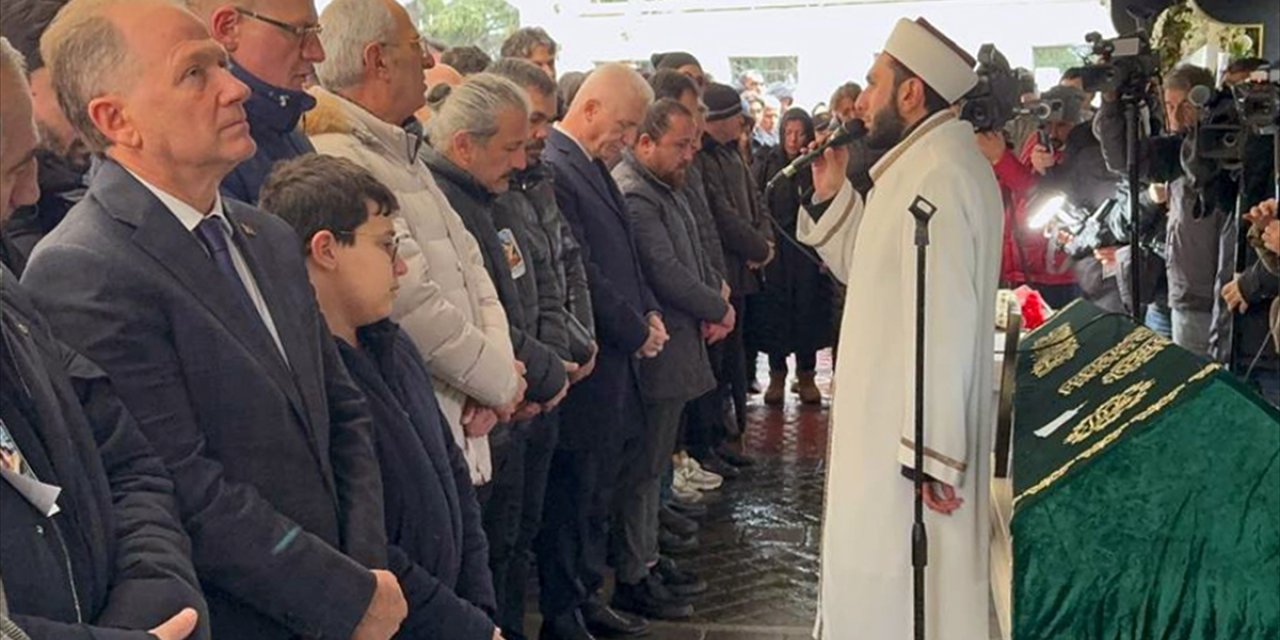 Kadıköy'de bıçaklı saldırıda hayatını kaybeden çocuğun cenazesi toprağa verildi