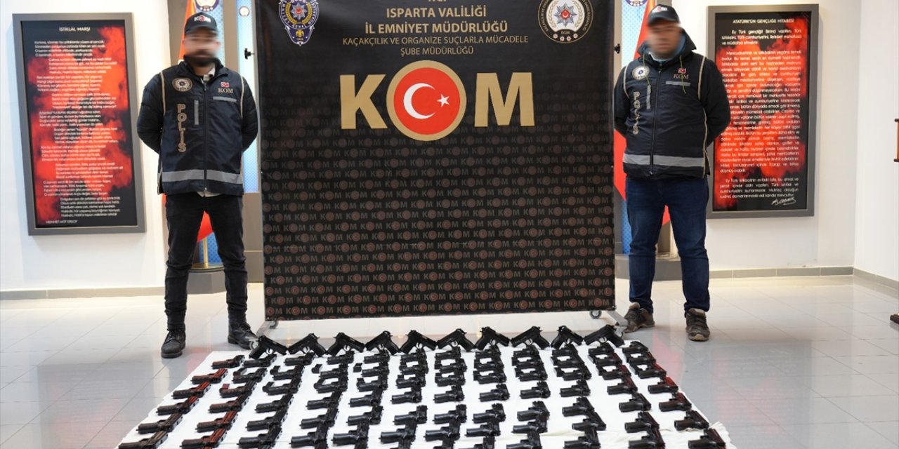 Isparta'da silah kaçakçılığı operasyonunda yakalanan 4 şüpheli tutuklandı