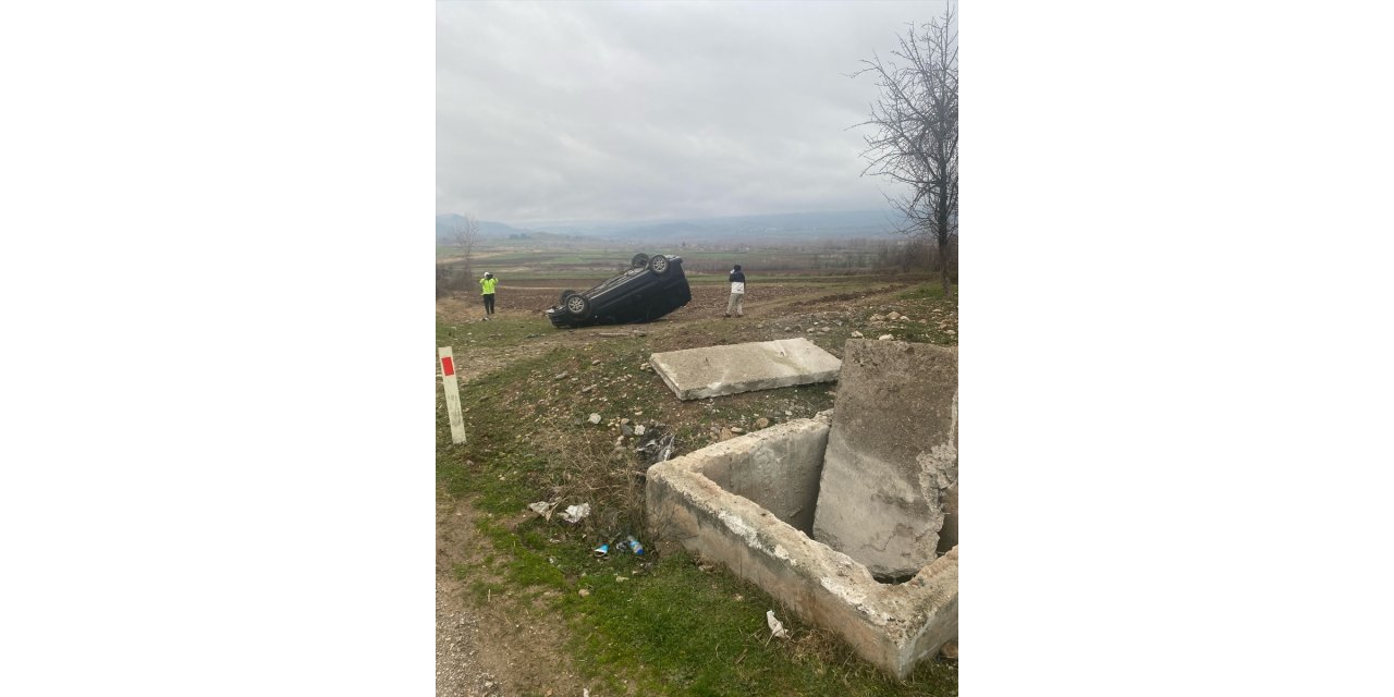 Tokat'ta tarlaya devrilen otomobildeki 2 kişi yaralandı