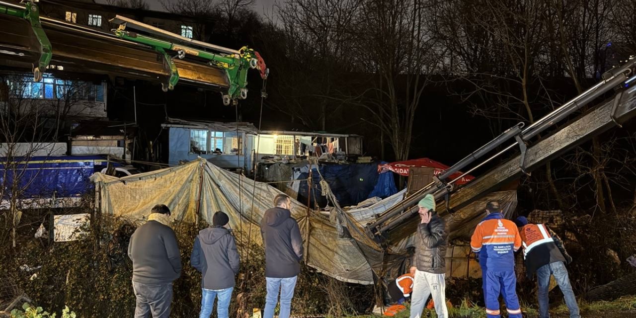 İstanbul'da dereye düşen çöp kamyonunun sürücüsü yaralandı