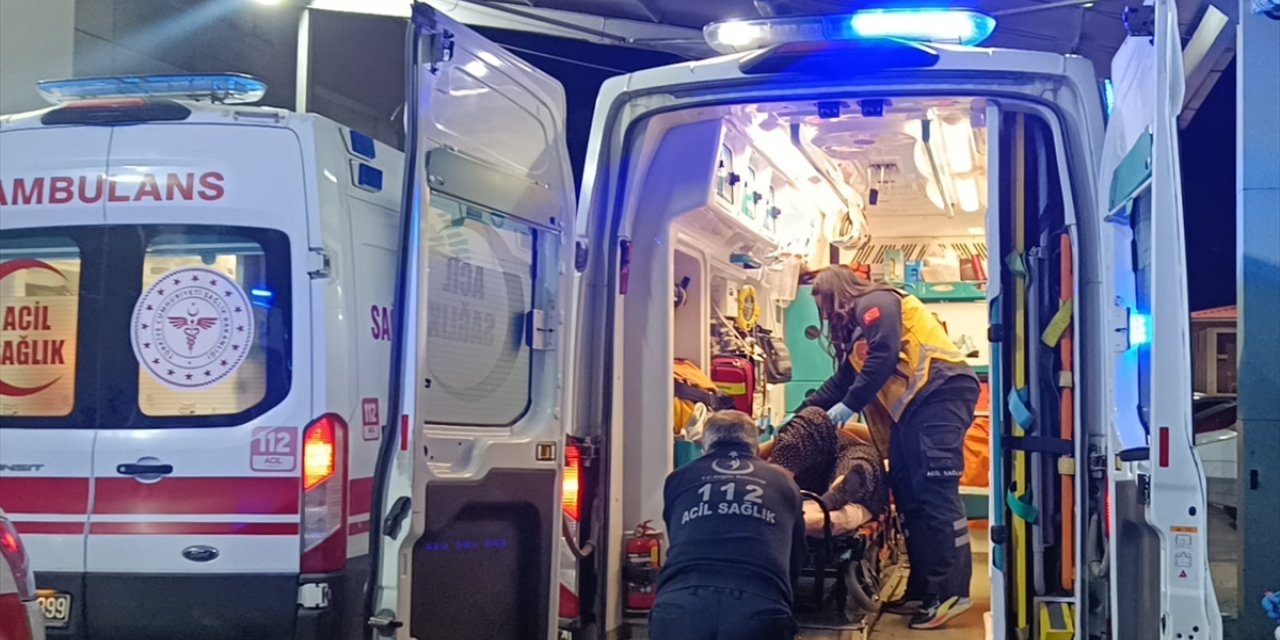 Adana'da iki otomobilin çarpıştığı kazada 2'si ağır 3 kişi yaralandı