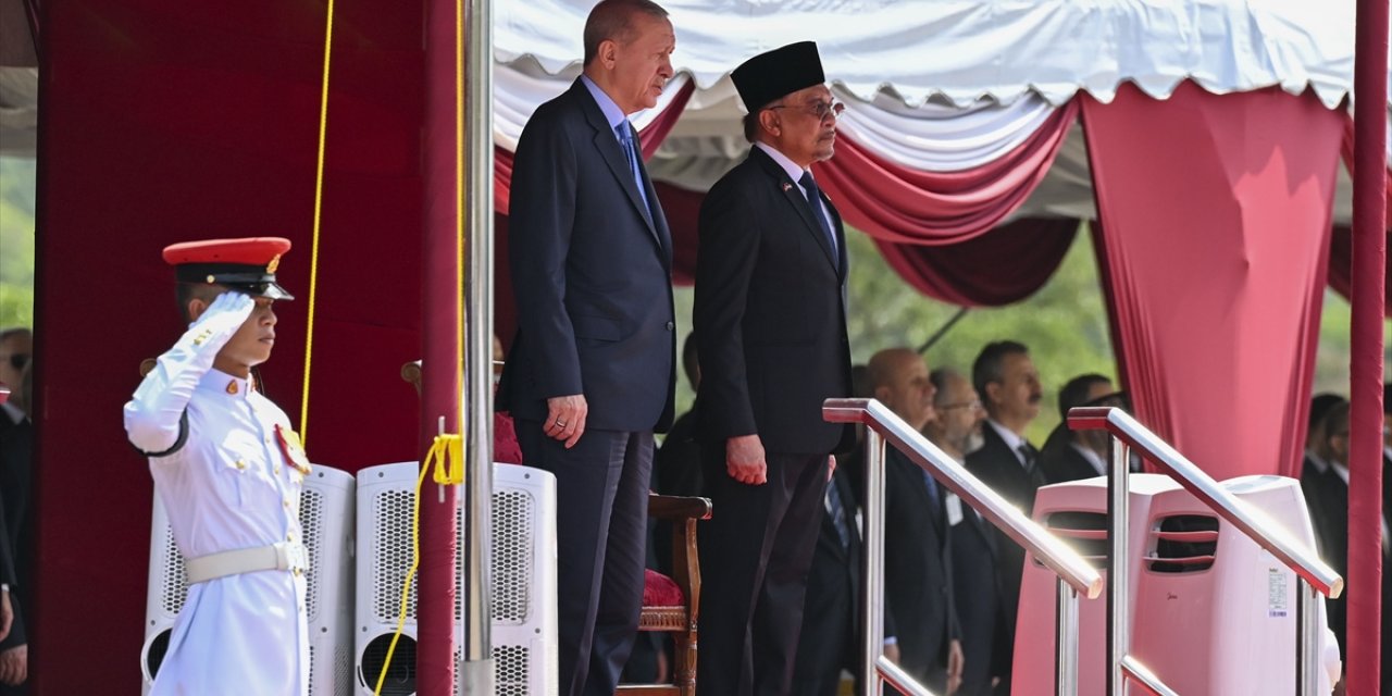 Cumhurbaşkanı Erdoğan, Malezya'da resmi törenle karşılandı