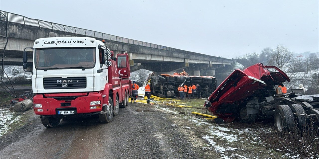 Düzce'de kar küreme aracı ile tırın köprüden devrildiği kazada sürücüler öldü