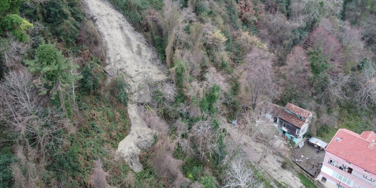 Sinop'ta kar ve sağanak sonrası toprak kayması oluştu