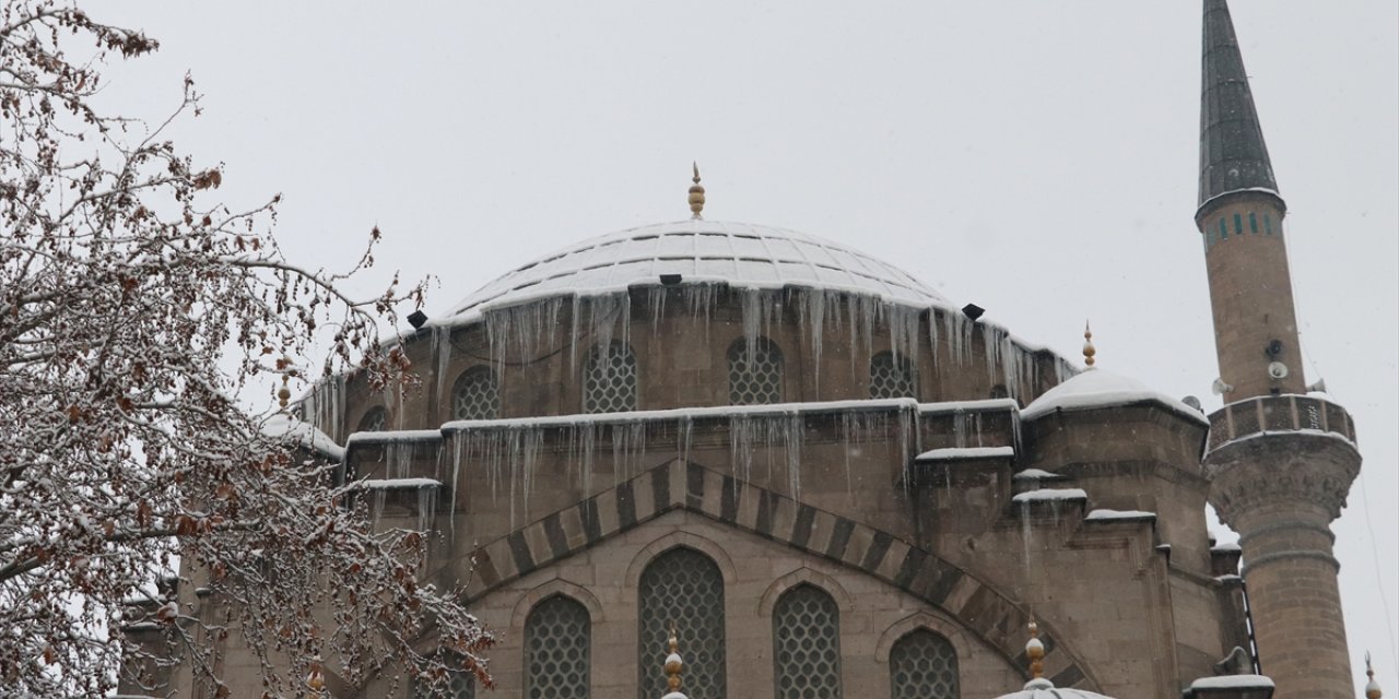 Kayseri'de kar etkili oluyor