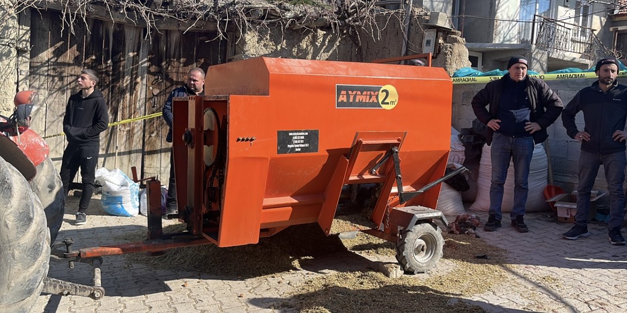 Burdur'da yem karma makinesine düşen kişi öldü