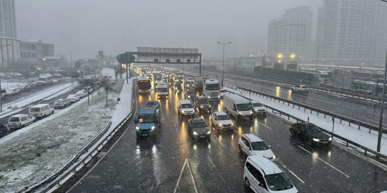 İstanbul'da kar yağışı ulaşımı olumsuz etkiledi
