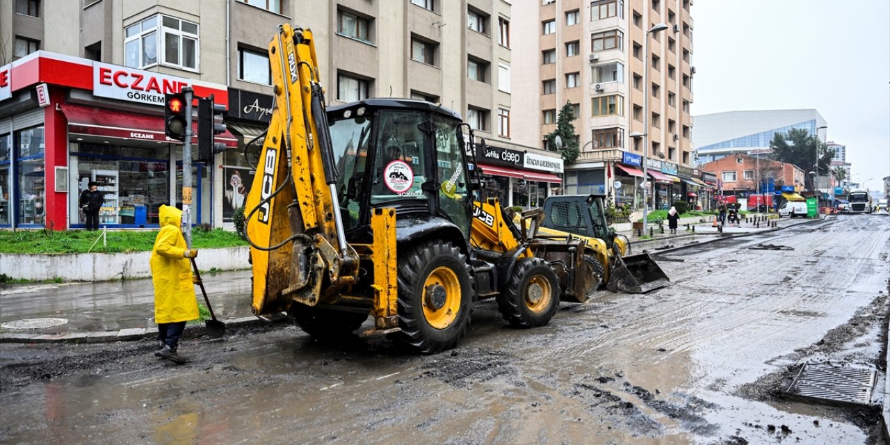 Ataşehir'de kanalizasyon çalışması sonrası geciken asfaltlama esnafı mağdur etti