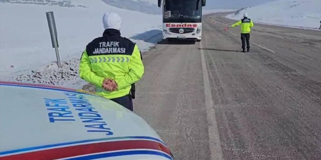 Ardahan'da otobüsler yolcu gibi seyahat eden jandarma ekiplerince denetleniyor