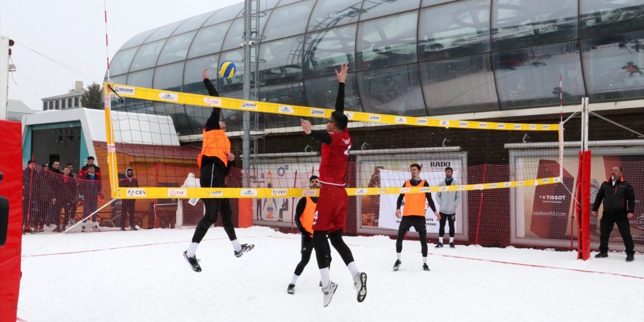Erzurum'da düzenlenen Üniversiteler Arası Türkiye Kar Voleybolu Şampiyonası devam ediyor
