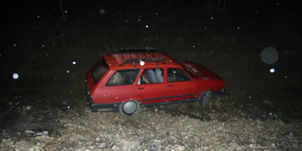 Tokat'ta şarampole düşen otomobildeki baba ve oğlu yaralandı
