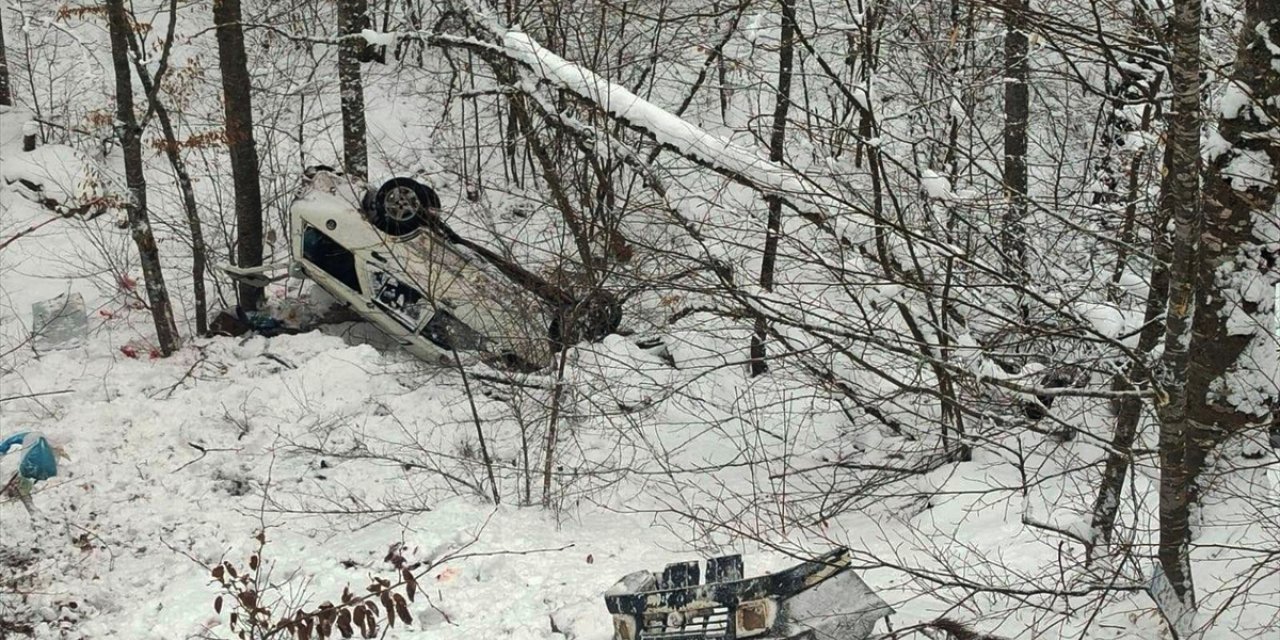 Karabük'te şarampole devrilen otomobildeki 5 kişi yaralandı