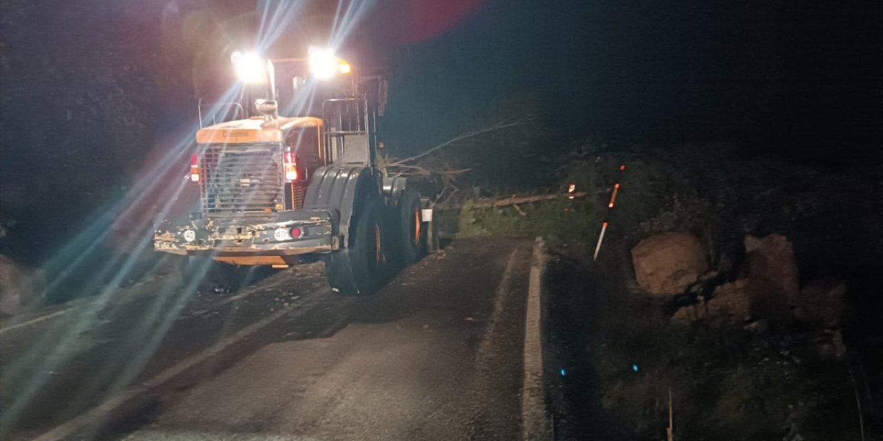 Kastamonu'da heyelan nedeniyle kapanan yol ulaşıma açıldı