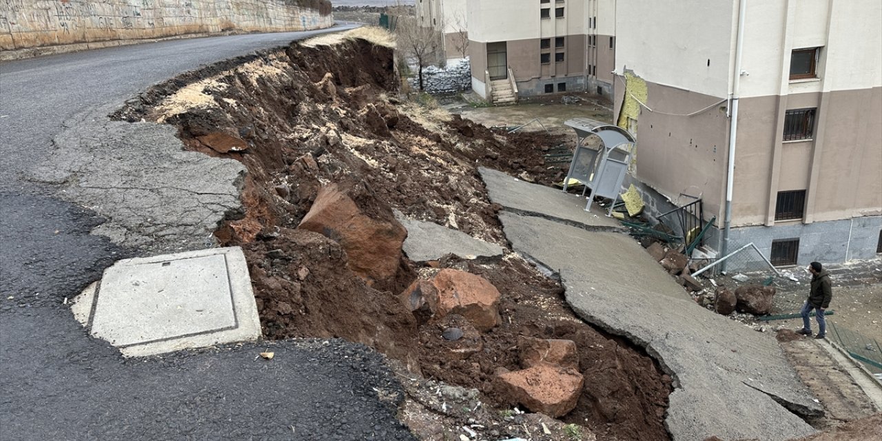 Şanlıurfa'da okulun istinat duvarının yıkılma anı güvenlik kamerasında
