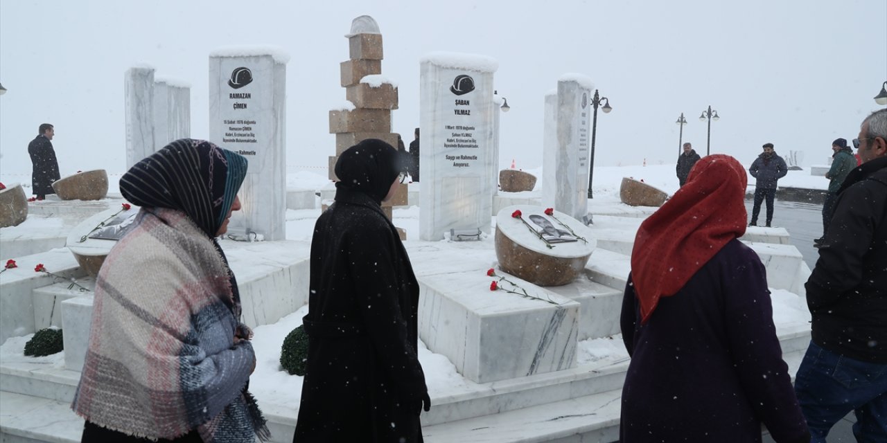 Erzincan İliç'te maden ocağındaki heyelanda hayatını kaybeden işçiler anıldı