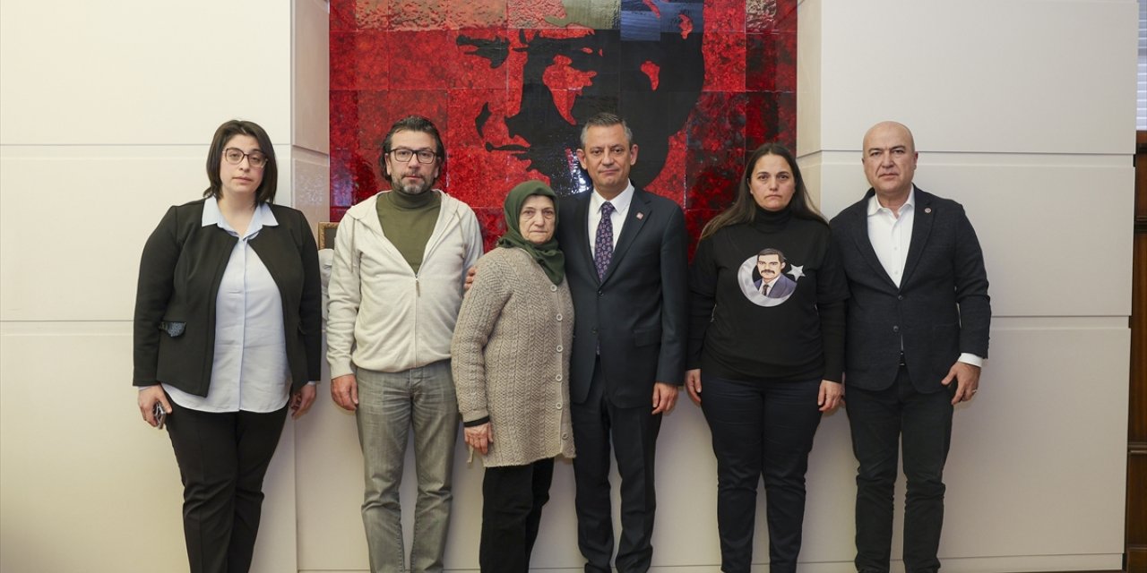 CHP Genel Başkanı Özel, Sinan Ateş'in annesi Saniye Ateş ile görüştü