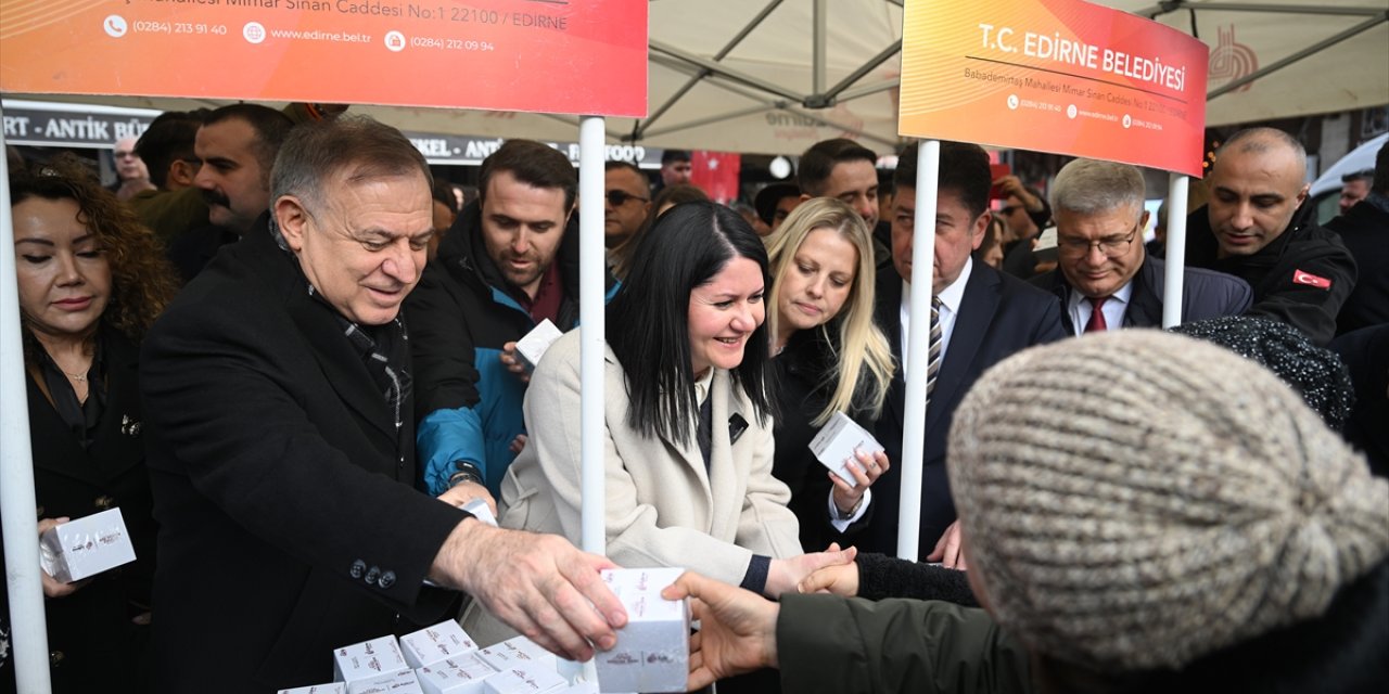 CHP Genel Başkan Yardımcısı Zeybek, Edirne'de kandil simidi dağıttı