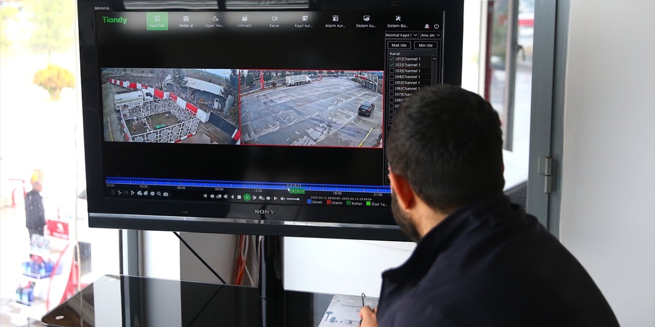 Diyarbakırlı iş insanı iş yerinin bahçesinden kaçan deve kuşunun bulunmasını bekliyor