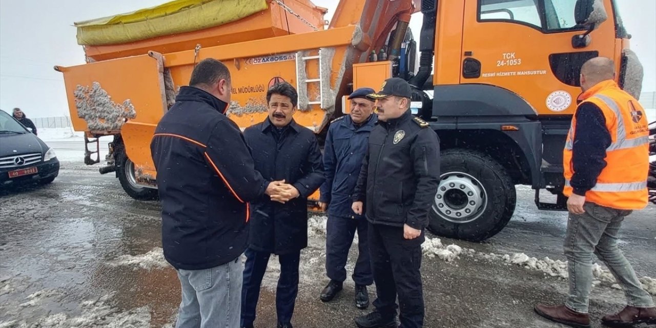 Kırşehir'de kar yağışı etkili oluyor