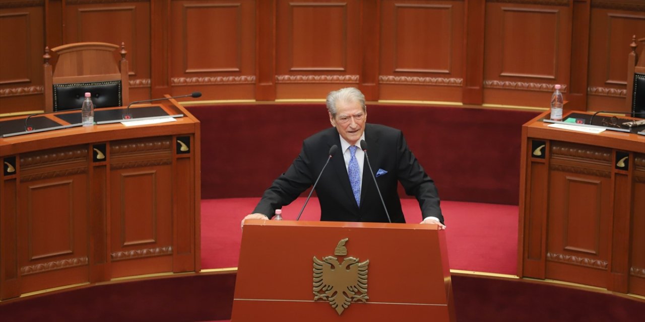 Arnavutluk Meclisi'nde Tiran Belediye Başkanı Veliaj'ın gözaltına alınması nedeniyle gerginlik yaşandı
