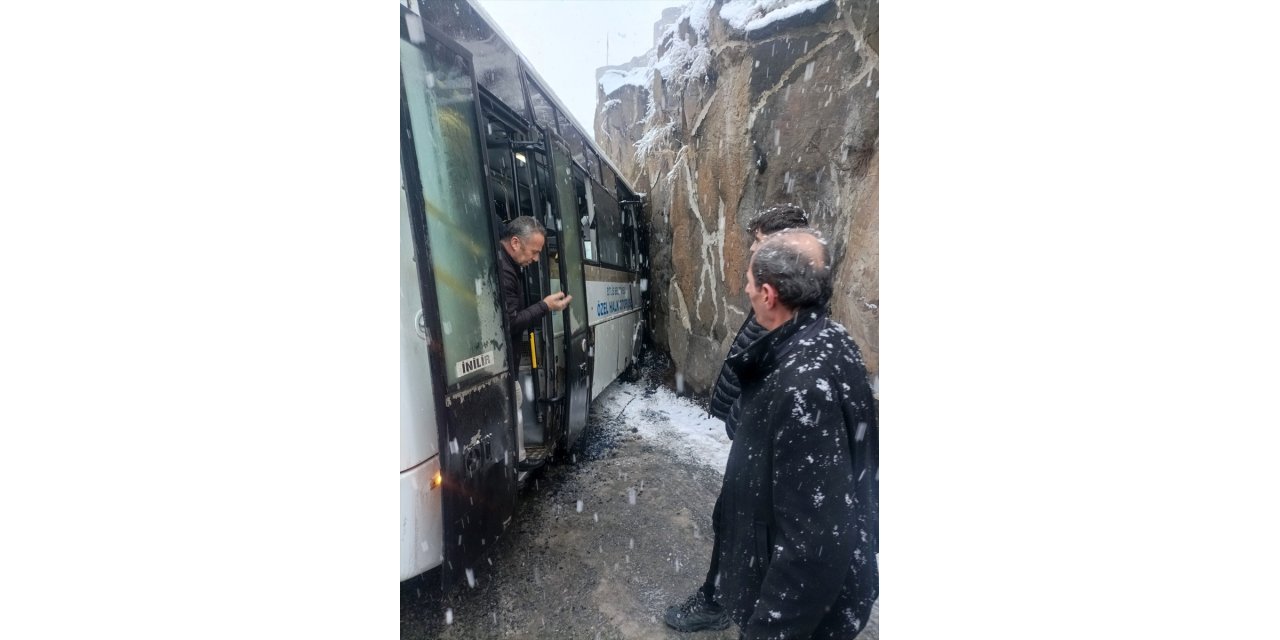 Bitlis'te duvara çarpan halk otobüsündeki 4 kişi yaralandı