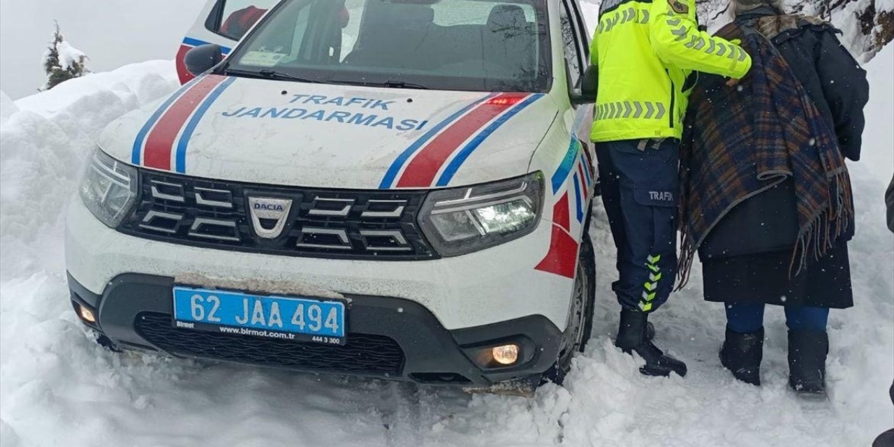 Tunceli'de kardan yolu kapanan köydeki hastayı jandarma hastaneye ulaştırdı