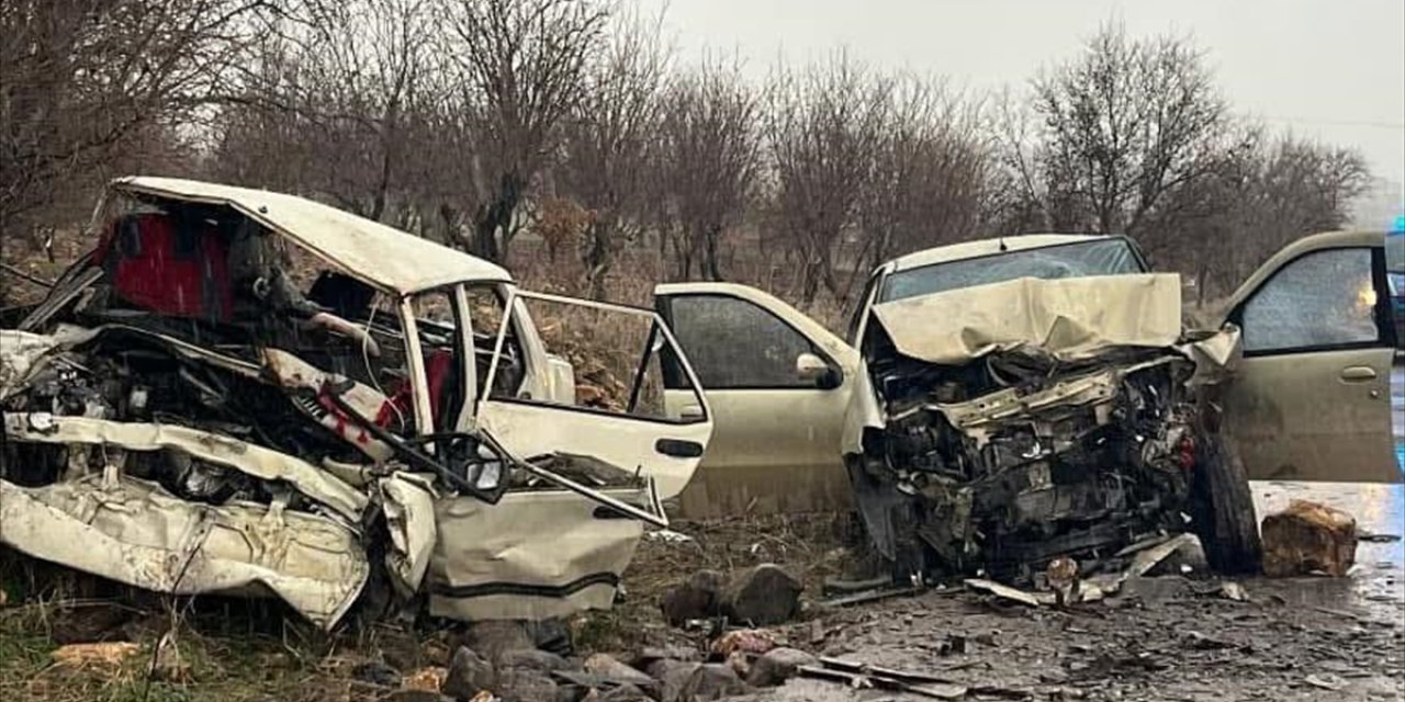 Kahramanmaraş'ta iki otomobilin çarpıştığı kazada 4 kişi öldü, 6 kişi yaralandı